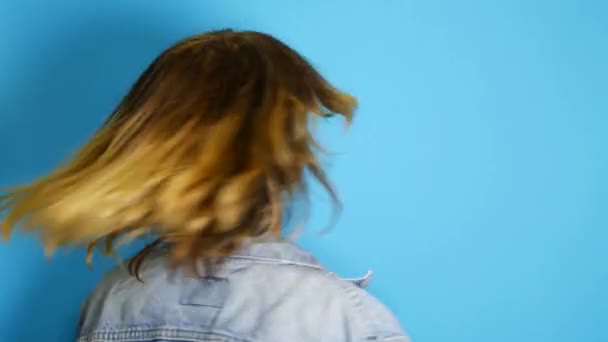 Chica feliz con el pelo largo riendo aislado sobre fondo azul. Retrato de hermosa chica adolescente sorprendida y conmocionada Emoción, estilo de vida — Vídeos de Stock