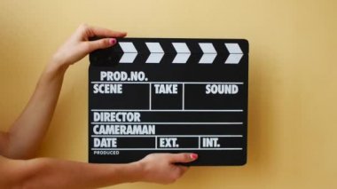 Bir film clapper tablosunu kullanarak eller yakın çekim