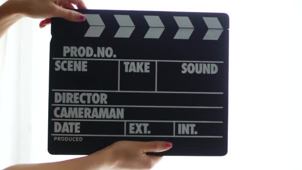 Händer med en film FILMKLAPPA, närbild — Stockvideo