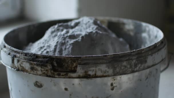 Trabalhador adicionando água no recipiente com concreto decorativo cinza — Vídeo de Stock