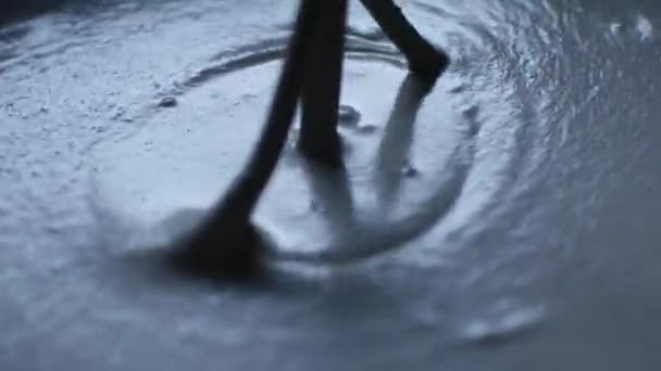 Nära upp skott av en hink med cement, arbetare blandar löst material och vatten för att producera cement — Stockvideo