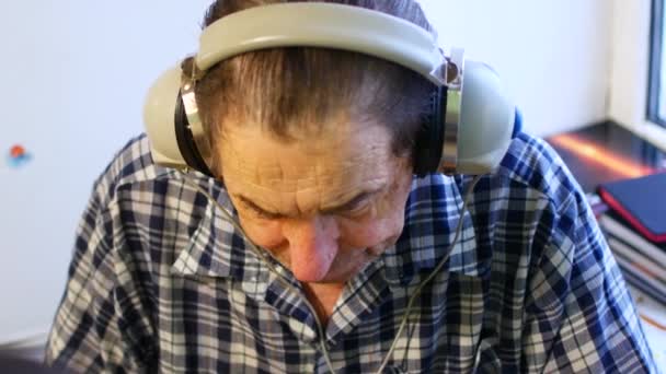 Prueba de audición. El hombre con auriculares escucha un ruido. Salud y seguridad en el trabajo para pruebas audiométricas — Vídeo de stock