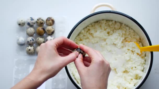 卵を割る。食品を調理します。菓子作りの材料、タンパク質から卵黄を分離、卵を壊します。混練のガラスのボウル — ストック動画