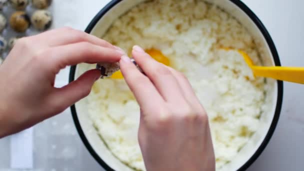 Partir ovo. Cozinhar comida. Cozinhar ingredientes, quebrar os ovos, separar a gema da proteína. Tigela de vidro para amassar — Vídeo de Stock