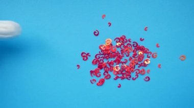 Mavi bir arka plan üzerine tampon. Menstruasyon kavramı.