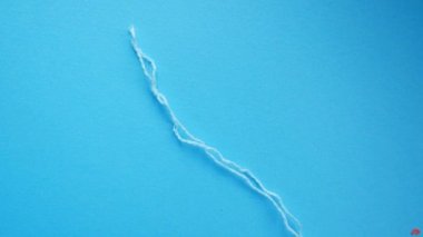 Mavi bir arka plan üzerine tampon. Menstruasyon kavramı.