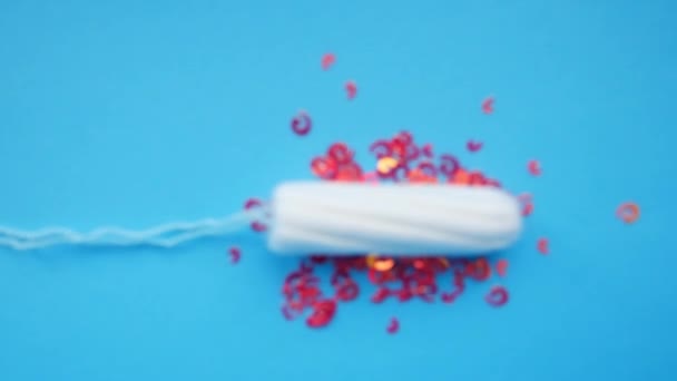Tampon pada latar belakang biru. Konsep menstruasi . — Stok Video