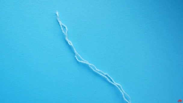 Tampon sur fond bleu. Concept de menstruation . — Video