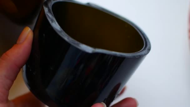 Ręka Trzyma Rękę Ceramiczne Wykonane Cup — Wideo stockowe