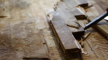 İşçi parke zemin aslayeniden