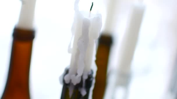 Candeliere della bottiglia. Gocce di cera congelata — Video Stock