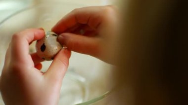 Bir çocuk bir Bıldırcın yumurta kırar. Anne mutfakta yardım