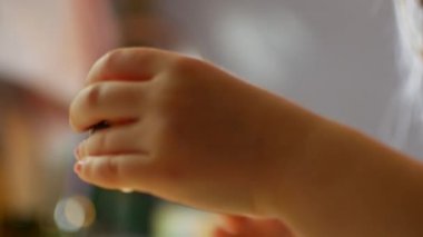 Bir çocuk bir Bıldırcın yumurta kırar. Anne mutfakta yardım