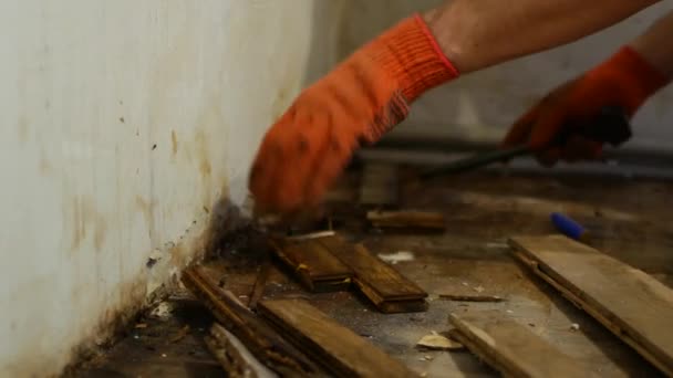 El trabajador desmonta el suelo de parquet — Vídeos de Stock