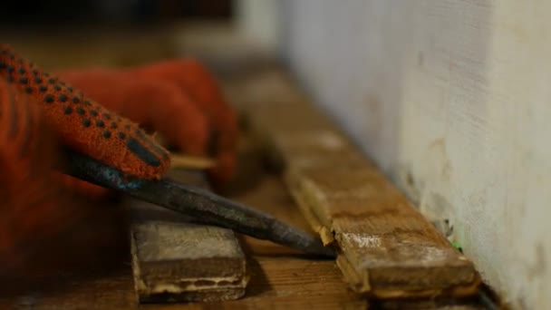 労働者は、寄せ木細工の床を解体します。 — ストック動画