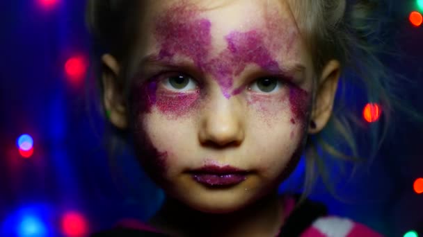 Five-year girl on the background of festive garlands. Makeup, glitter, portrait — Stock Video