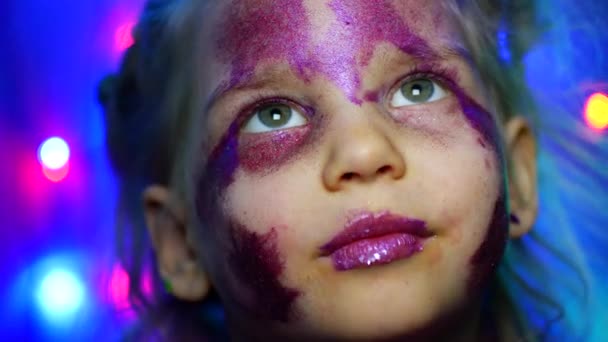 Fille de cinq ans sur le fond de guirlandes festives. Maquillage, paillettes, portrait — Video