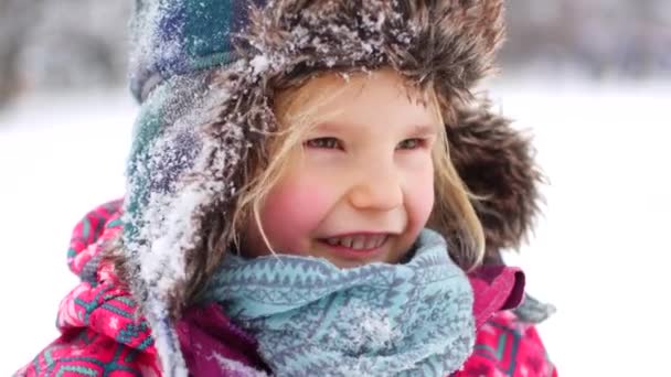 Kleines Mädchen Winter Schnee — Stockvideo