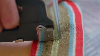 Mobilya tamiri. Zımba yumruklar kumaş.