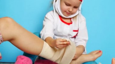 küçük kız doktor oynuyor.