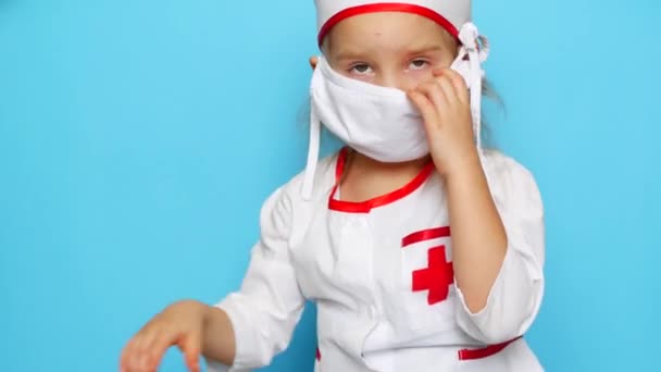 Bambina sta giocando medico . — Video Stock