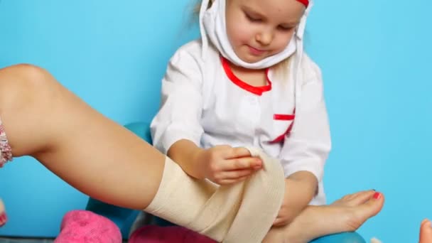 Kleines Mädchen spielt Arzt. — Stockvideo