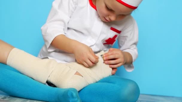 Pequeña niña está jugando doctor . — Vídeo de stock