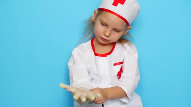 小さな女の子が医者を再生します。. — ストック動画