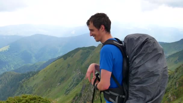 Turista na vrcholu hory se dívá na názor. Karpaty — Stock video