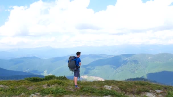 Turista na vrcholu hory se dívá na názor. Karpaty — Stock video