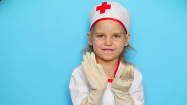 küçük kız doktor oynuyor.