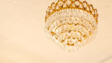 Çok pahalı bir avize şık bir restoran ya da konser salonunda. Lüks hayat kavramı.