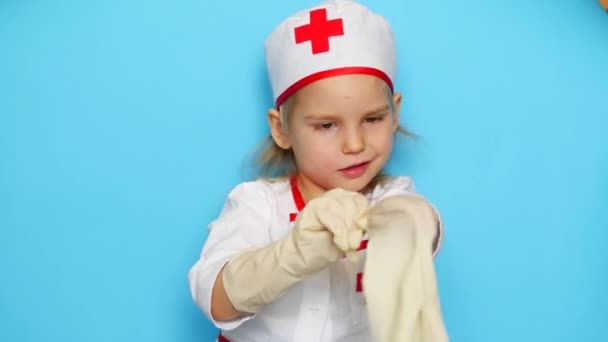 Little girl is playing doctor. — Stock Video