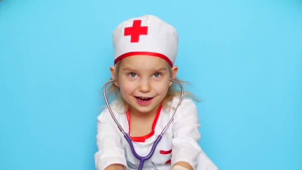 Pequeña niña está jugando doctor . — Vídeo de stock