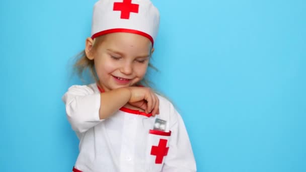 Маленька дівчинка грає лікаря . — стокове відео