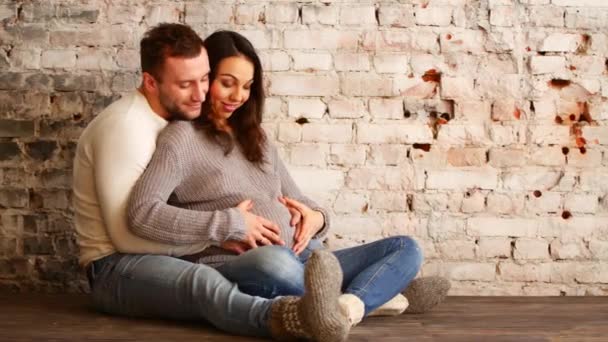 Maman et papa mains sur le ventre enceinte montrant un signe cardiaque. Couple enceinte caressant ventre enceinte. Soins maternels attentifs. Concept de maternité. Grossesse. Famille heureuse . — Video