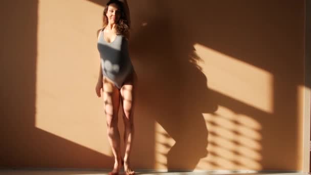 Vacker ung gravid kvinna dans i studio — Stockvideo