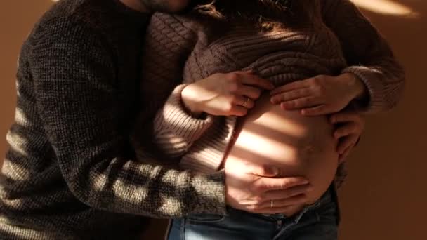 O pai tem uma barriga grávida. Casal grávida acariciando barriga grávida. Cuidados mãe expectante . — Vídeo de Stock