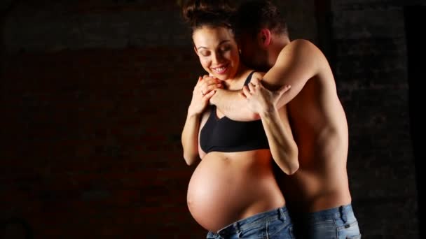 Беременная жена и муж в студии . — стоковое видео