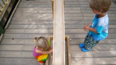 Okul öncesi çocuklar oyun alanında oynamak.