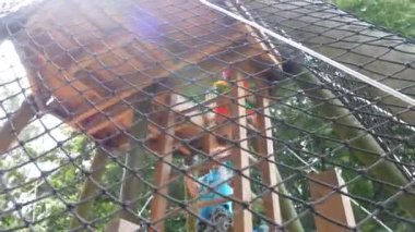 Çocuklar sahada oynamak, merdivenlerden yukarı doğru tırmanmaya