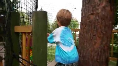 Yerel çocuklar çalıştırmak ve asma köprü üzerinde oynamak