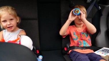 Kız ve erkek kardeşim oto koltuğu olmadan arabanın arka koltuğunda binmek