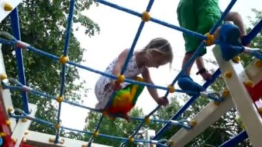 Çocuklar parkta tırmanmak. Üstünde ağ
