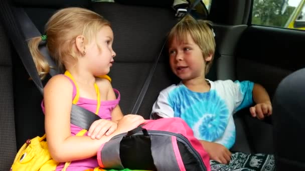 Garçon et fille chevauchant dans la voiture — Video