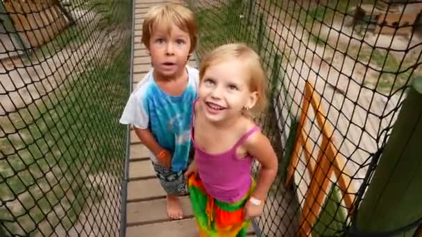 Kinder rennen und spielen auf der Hängebrücke — Stockvideo