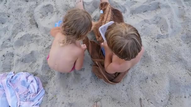 Chłopiec i dziewczynka posiadanie obiad na plaży — Wideo stockowe