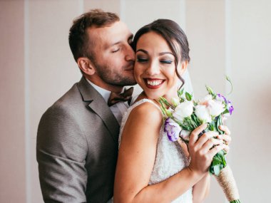 Gelin ve damat kucaklama