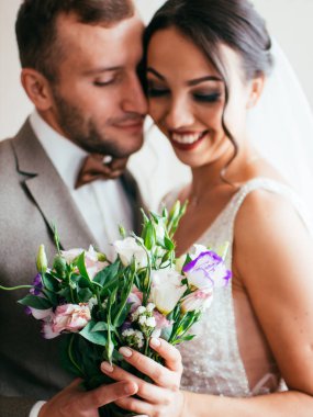 Gelin ve damat kucaklama