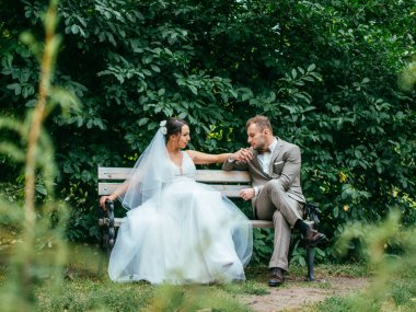 Evdeki düğün çifti birbirine sarılıyor. Beyaz elbiseli güzel bir kız. Takım elbiseli adam. Damat ile güzel gelin.